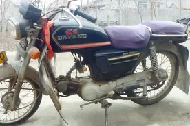 农村大哥说大阳70摩托车，要比嘉陵70摩托好！这车19年了还很省油视频封面