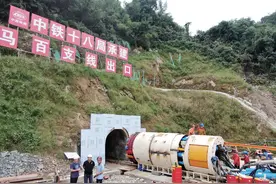 “穿山甲”舞“刀盘” 开挖直径仅2.5米我国最小隧道掘进机挺进十堰啃“硬骨头”图片