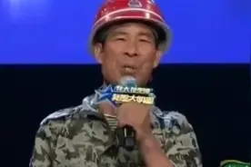 农民工上台一边哭，一边唱歌，唱完还抱着评委哭，大家都一起哭了图片