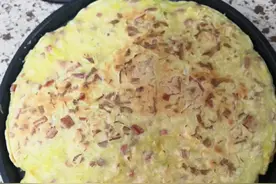 外酥里嫩的白菜鸡蛋饼做好了，咬一口，鲜得像把春天放进嘴里图片