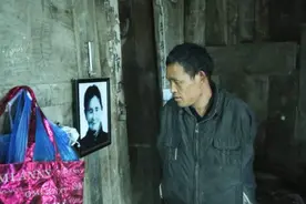 农村无臂老汉，自给自足终身不娶，一生只为照顾好老娘图片