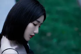 毛晓彤最新美照，锁骨窝深到可养鱼，如何拥有迷人锁骨？图片
