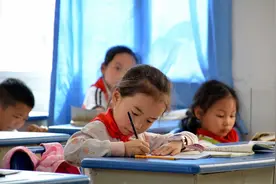 两篇小学生作文，无情地刺痛爸爸的心，网友：是不是亲生的图片
