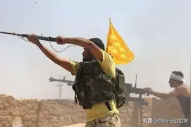 非洲民兵把AK-47高举头顶上扫射，很奇葩？专家：做法正确且高明图片