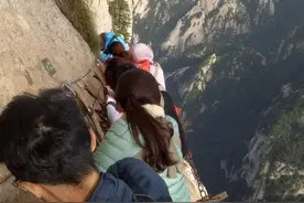 陕西｜华山长空栈道，目光驻足方寸之地，脚下便是万丈深渊图片