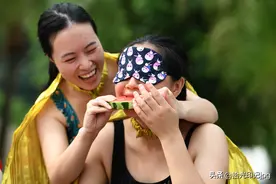 蒙眼吃瓜大赛，“吃瓜群众”踊跃参与，有人吃到了鼻孔里图片