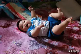 女友离去，男子带着两岁病儿在餐馆打工，同事协力成孩子“妈妈”图片