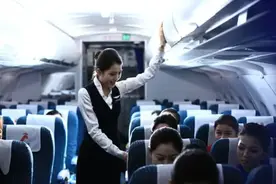 为啥飞机起飞后，空姐会偷偷把头等舱布帘拉上？其中猫腻不简单！图片