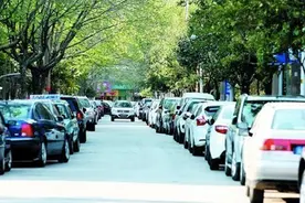 奔驰女超市乱停车，堵了4辆车反而叫嚣：你们有病吗？图片