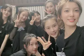 张子枫与北电同学合照，在其中普通的像路人，明星果然不适合滤镜图片