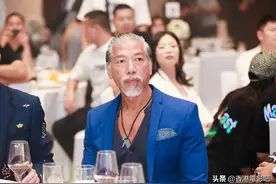 张耀扬一头白发出席活动，与郑浩南吴启华等好友相聚图片