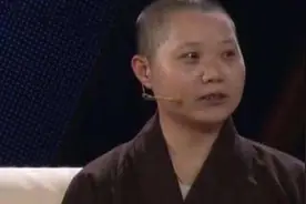 尼姑带佛像鉴宝，鉴定团直言是假的，尼姑却说：那你猜猜我是谁？图片