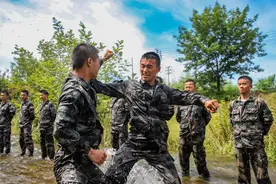 这个“避暑”方式有点酷！直击侦察兵水中体能训练图片