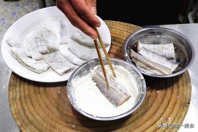 不管炸啥鱼，都不能直接下锅炸！教你正确做法，焦香不腥不破皮