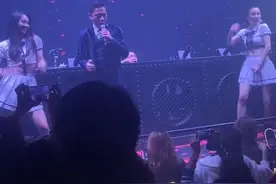 骆达华嘉兴某酒吧卖唱，舞女身材火辣吸睛，网友：沦落到这种地步图片