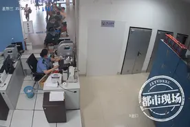 老人给售票员3次敬礼，南昌西站这个画面让人暖心图片