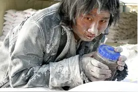 记者崔松旺，扮演智障冒死进入黑砖窑当“卧底”，解救30名智障工图片