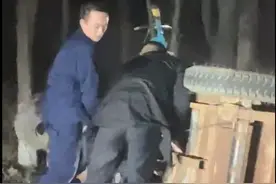 大爷驾驶拖拉机不幸侧翻，幸运的是碰上了出差归途的昔阳消防员图片