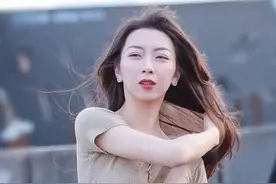 娇小女生穿蜜桃裤，那应该算作是樱桃吧？图片
