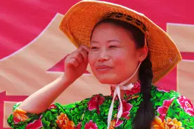 草帽姐录央视节目，美颜滤镜开得太大，尼格买提脸都变形了图片