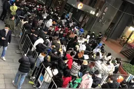 太疯狂！就为喝口网红奶茶，6万人排队，甚至有人出价1500元一杯…图片