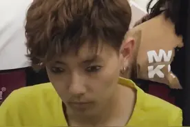 小哥哥上课睁眼睡觉，画个眼睛以假乱真，网友：睡觉最高境界图片