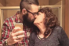 美22岁男子失去77岁前任再娶76岁老妇,每天亲吻拥抱，停不下来图片