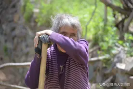 深山村遇到84岁老乡，大娘一说话就捂嘴笑，送张照片换来良心忠告图片