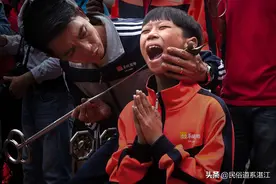 湛江年例大巡游有亮点——镜头下的儿童穿令箭，这表情绝了图片