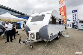 不到十万的拖挂房车，水电配置齐全，年轻人出行方式的最佳选择图片