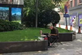 上海79岁王阿婆：每天风雨无阻上街卖花，不为赚钱只想和人说说话图片