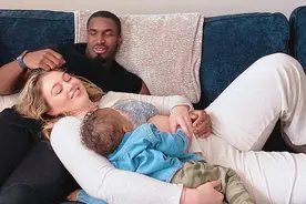 160斤超模躺非裔男友怀中哺乳，产后9个月肚腩明显，被赞真实图片