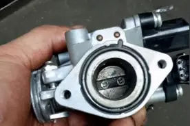 电喷摩托车怠速偏高或者不稳是哪里的原因？怎么检查怎么调？图片