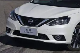 轩逸追尾本田CR-V，同为日系车，一个皮毛未损，一个前脸被毁图片