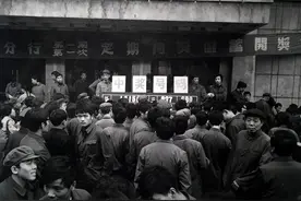 80年代银行存款能中奖？头奖双气电话三室一厅，凌晨两点排队贴花图片