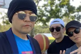 看周董穿什么球鞋打球，詹密羡慕不已图片
