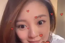40岁安以轩晒坐月子视频，吐舌头被嘲像蛇，眨眼嘟嘴不像二胎妈图片
