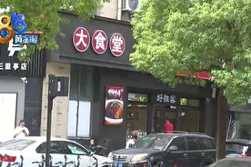孩子在餐厅接水被烫伤，服务员经过没看到？图片