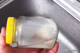 罐头瓶子里放一把大米，太聪明了，用途花钱买不到，简单还实用图片