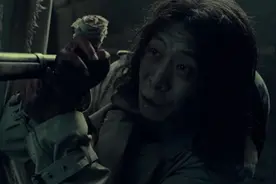 八佰：张译被欧豪用枪指头，下跪后说的一句台词，观众哭到抽搐图片