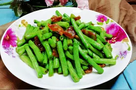 炒豆角时，先放油就错了！教你饭店做法，豆角翠绿鲜香更入味图片