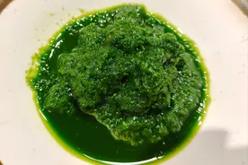 腌韭菜花，只放盐容易坏，奶奶教我一招，翠绿鲜香，能保存一年图片
