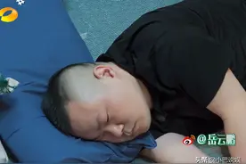 岳云鹏录节目直接睡到中午，黄磊对他的评价引热议：情商好高图片