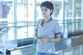 马伊琍私下穿搭好随性，穿POLO衫配超短裤现身机场，意外的显高级图片