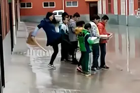 体罚学生被辞退，老师不服教体局“补一刀”，教师：换谁都不服图片
