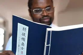 黑人小伙当中医27年，娶川妹子，教出3000名村医：当代黑求恩实锤图片