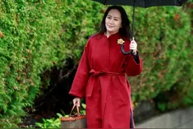 孟晚舟把托特包拎火了！造型换了几套就是不换包，最近现身都拎它图片