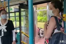 视频丨厦门一外籍女子坐公交不戴口罩，乘客好心提醒反被骂“中国人垃圾”！网友：驱逐出境图片