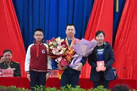 中国王牌飞行员实力宠娃：爸爸带你去领一等功，满屏的父爱好幸福图片