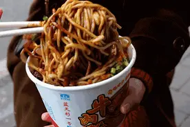 热干面的起源竟因一场意外，Q弹爽滑的热干面，你也来一碗吧图片